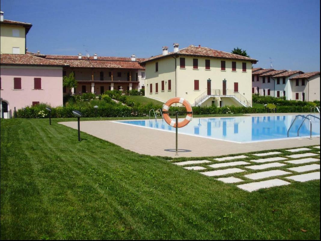 100% Design Vila Desenzano del Garda Exterior foto